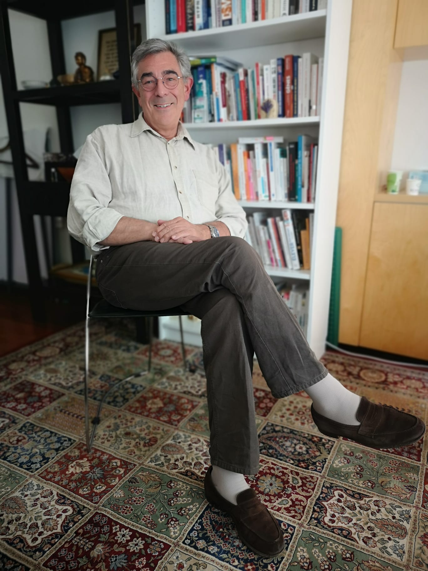 portrait du thérapeute Alain Laroche dans son cabinet de Genève